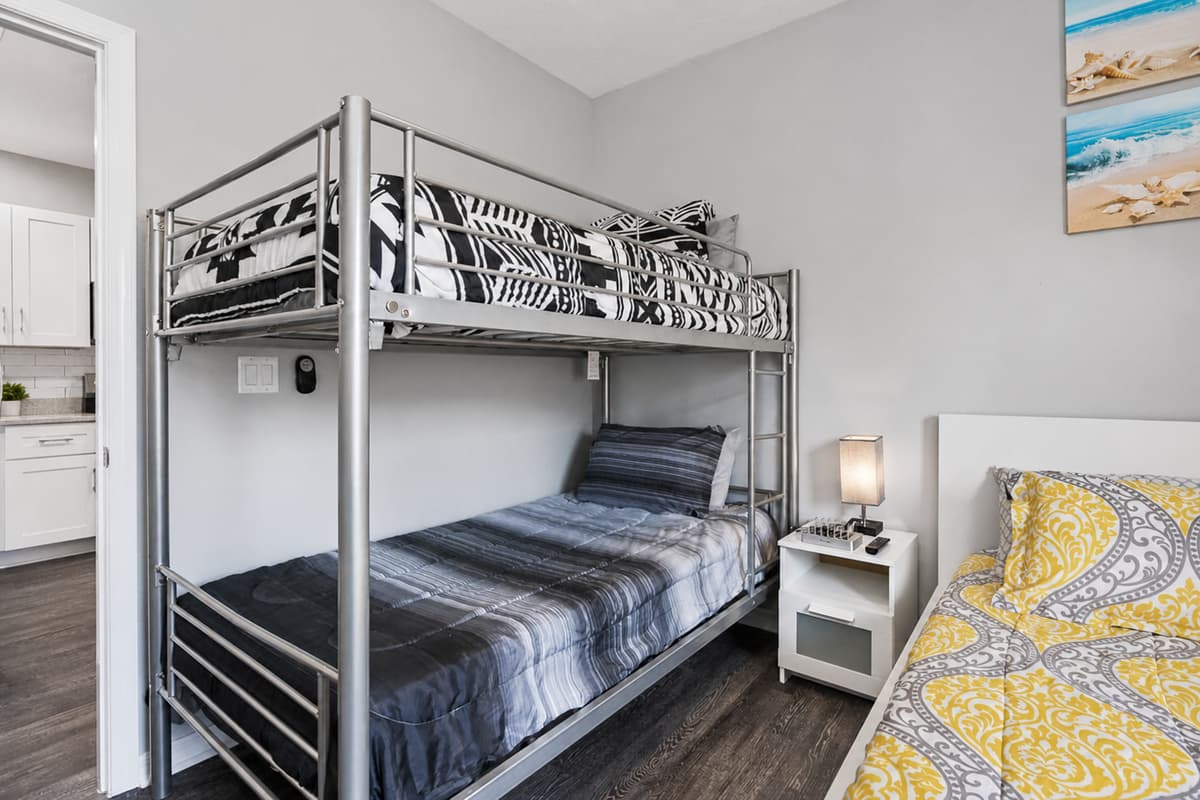Beautiful bedroom with single bunk bed, queen-sized bed, drawers for storage, and smart TV. Ideal room for a family with kids or a group of friends. Tell us what you think of the property. Send us an inquiry now!