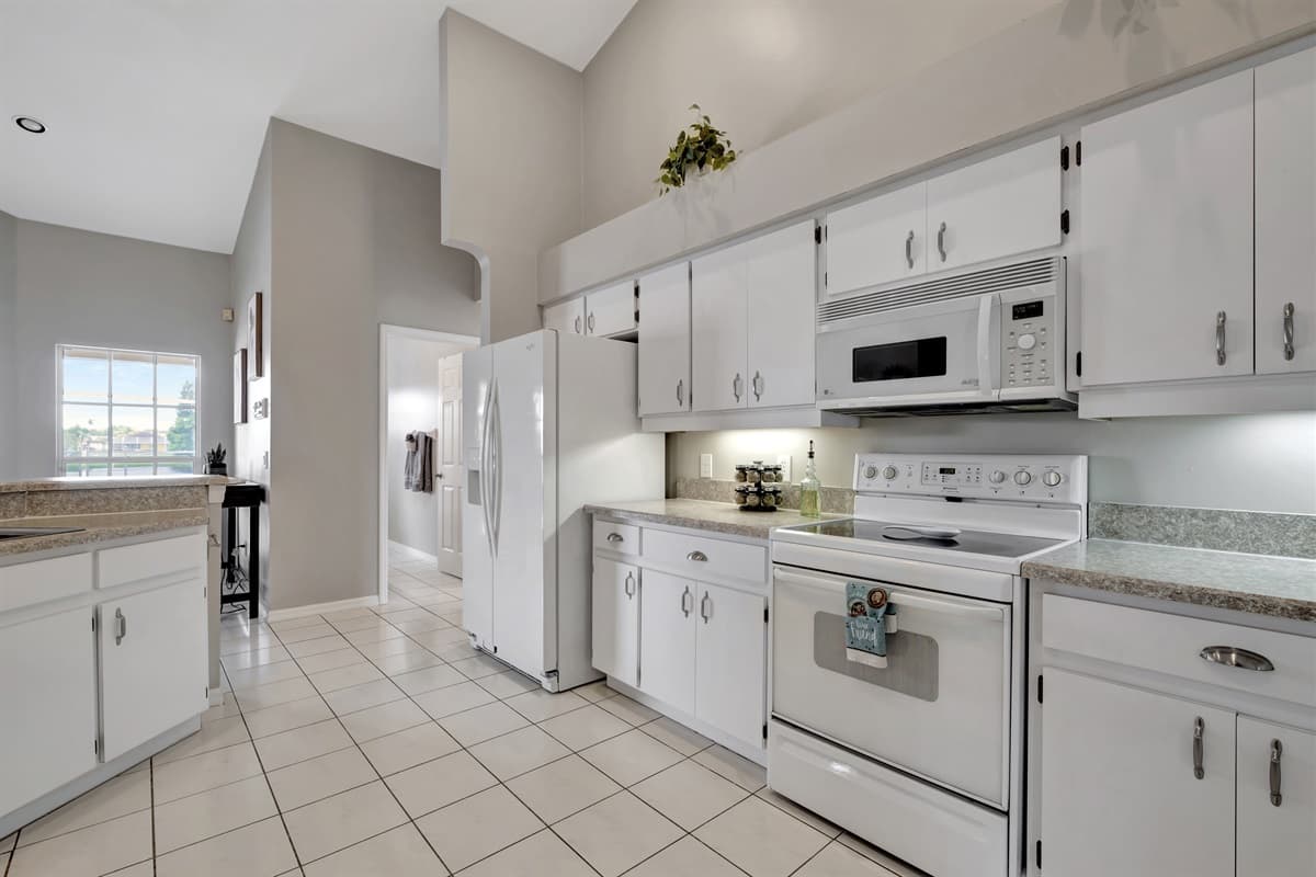 The daylight illuminates every corner, highlighting the immaculate surfaces and enhancing the feeling of spaciousness.