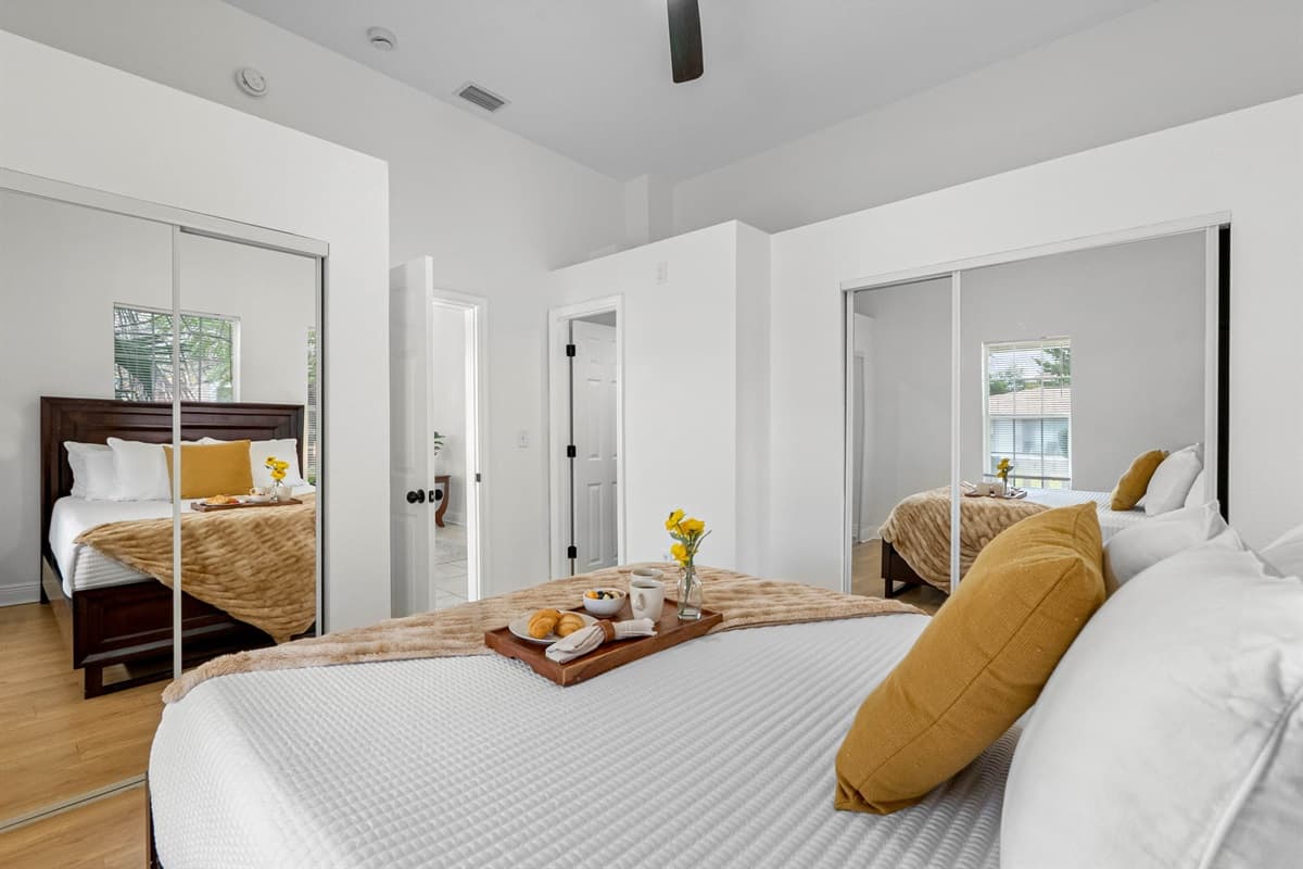 Designed for rest and relaxation, this bedroom includes a comfortable bed, warm textures, and a tranquil ambiance.