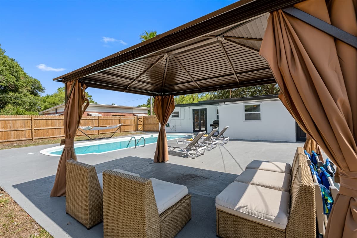 Take a seat at the outdoor furniture and enjoy a refreshing drink or a light snack, surrounded by lush greenery and the tranquil sound of trickling water.