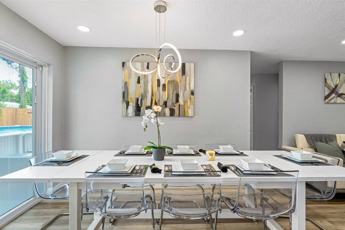 Who wouldn't enjoy home cook meals in this immaculate dining area? Inquire now!
