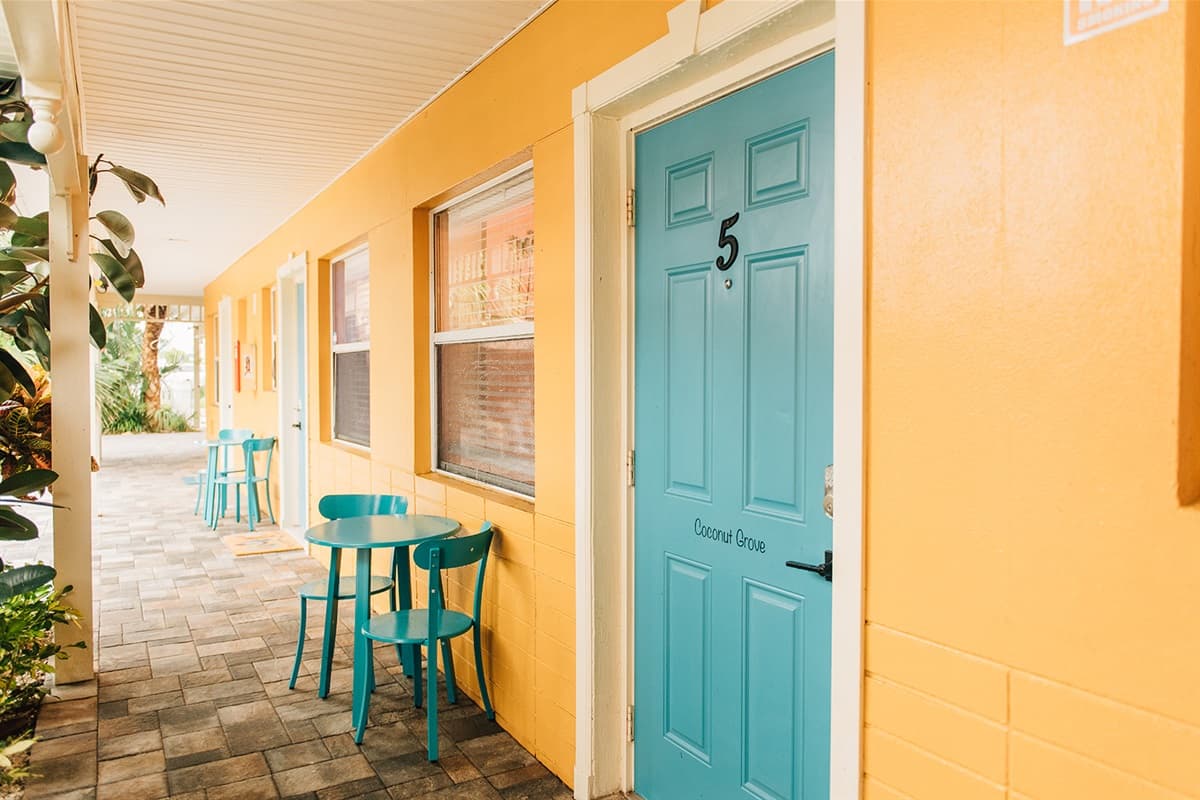 This space is like an extra slice of your own tropical paradise.