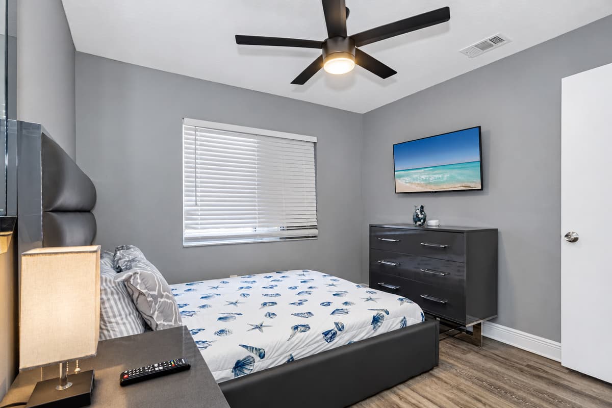 Watch movies or your favorite series in your own comfortable bedroom with your kids or friends! This bedroom has a queen size bed, drawers and closet. Don't hesitate to send us a message if yo