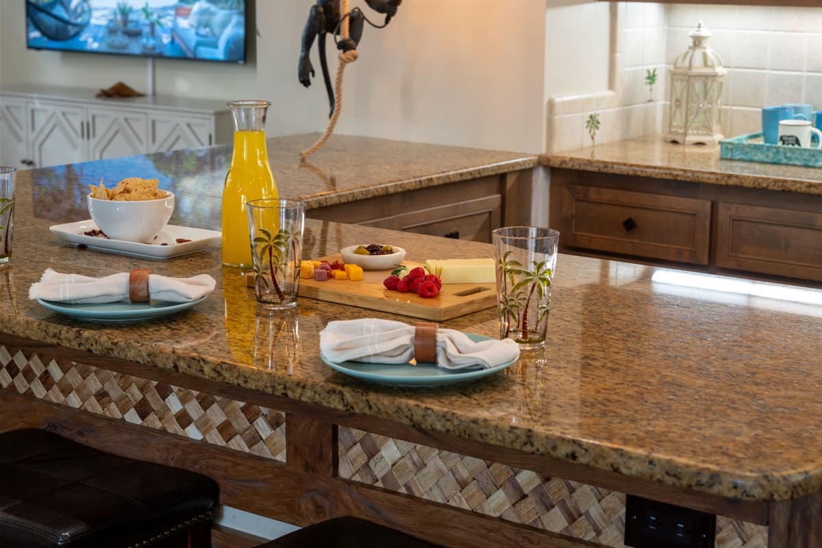 From quick breakfasts to gourmet dinners, this well-stocked kitchen provides all the cooking essentials and more.