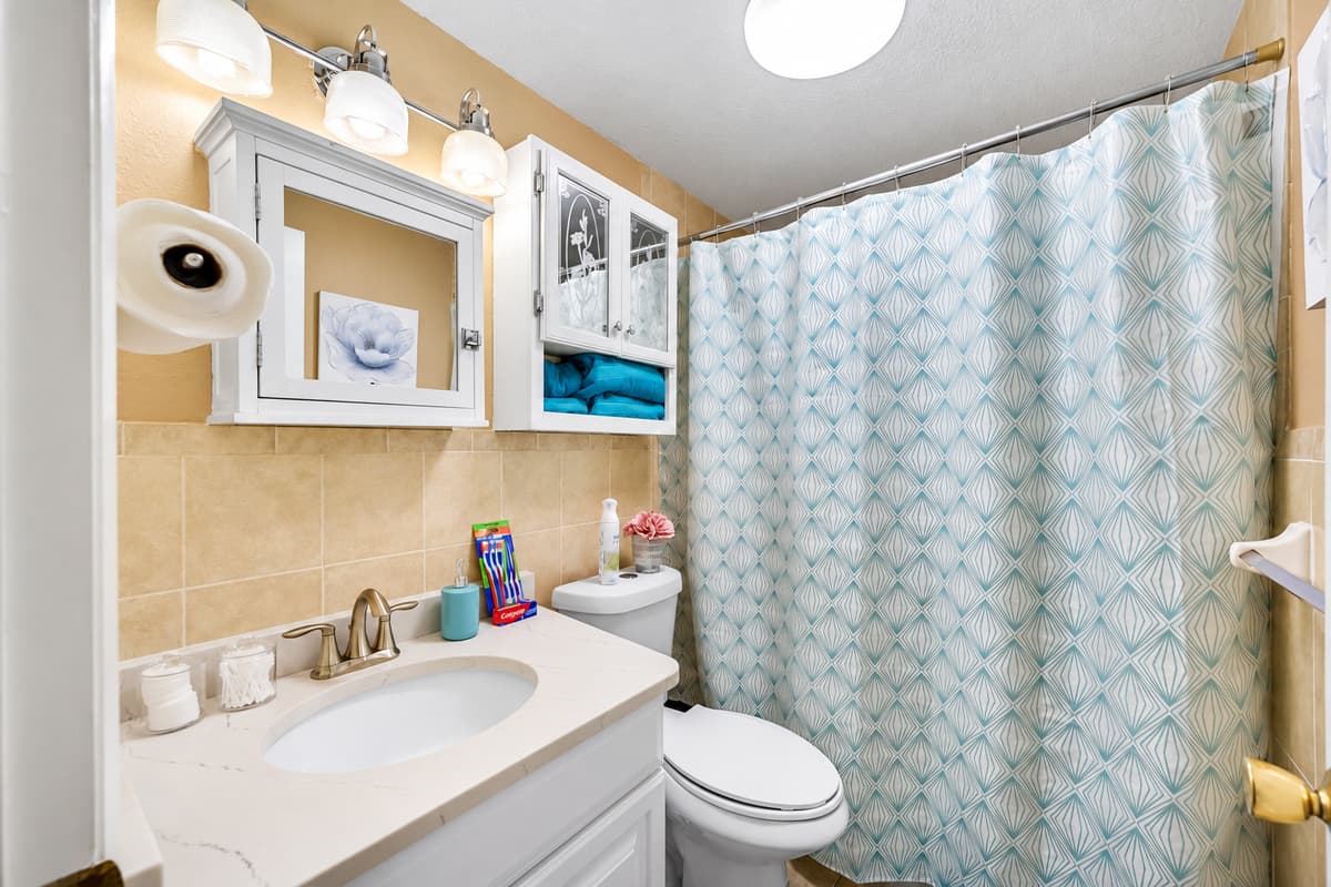 Completely modern and spacious bathroom with bathtub, sink, toilet, and walk-in shower. Enjoy a relaxing bath after a long day of travel from your home to your home away from home. If you like this property, send us a message now!