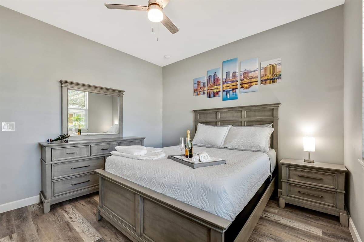 Featuring a spacious king-size bed, you'll sink into a plush mattress adorned with soft linens for a restful night's sleep.