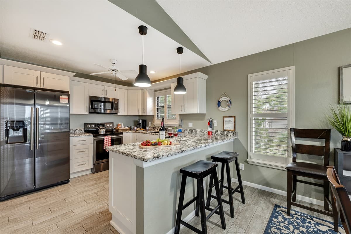 The white cupboards provide ample storage space for your culinary needs, ensuring that everything is within reach.