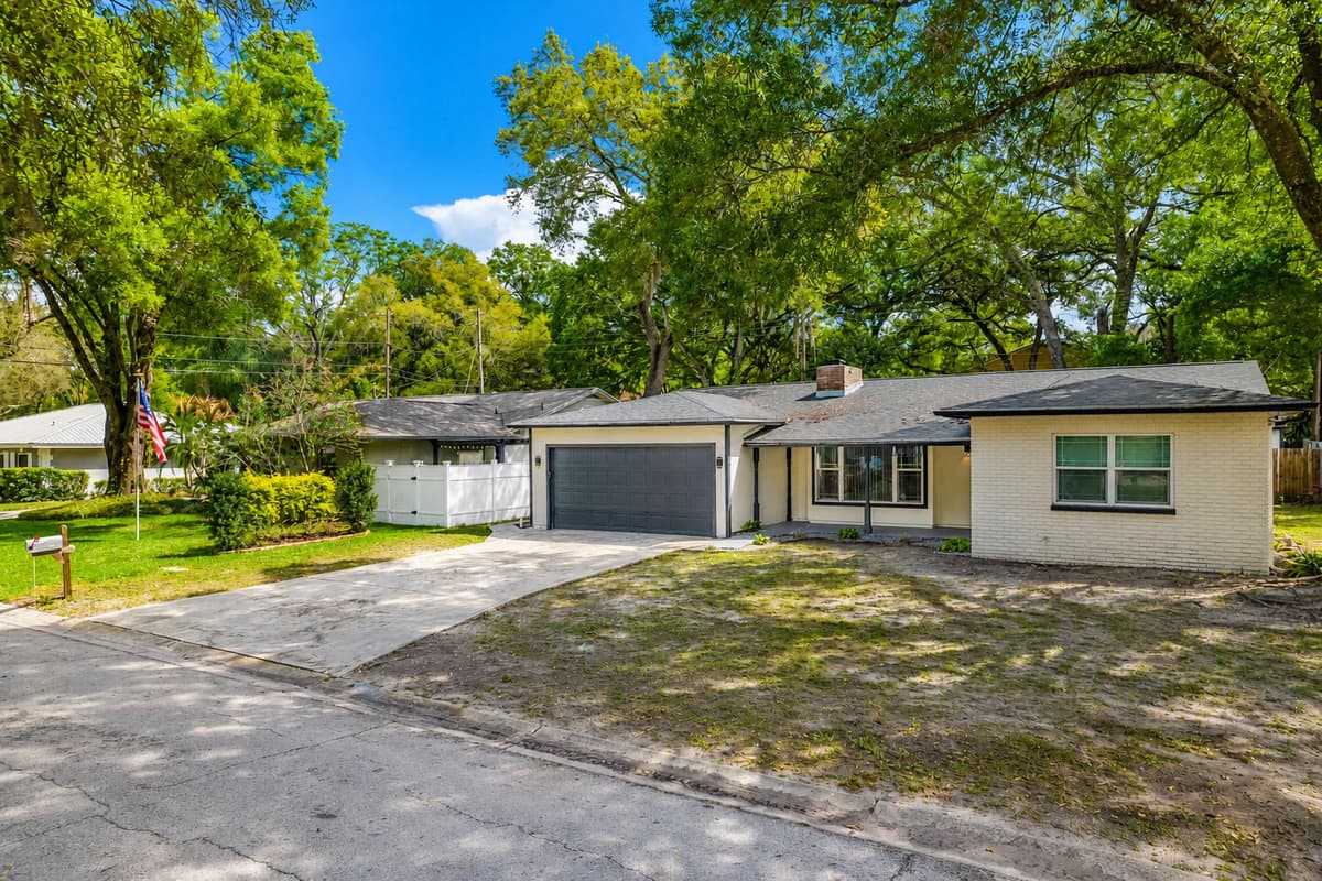 We have a great driveway! Never get worried about where to park your cars! We also made sure that it is safe and secured because we have external CCTV cameras installed! Inquire now!