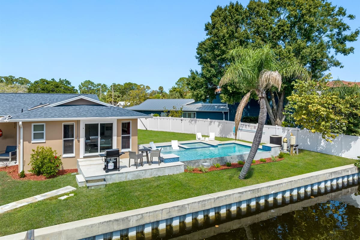 Who wouldn't want to stay in this breathtaking view? Have the best amenities while you're home away from home! Don't hesitate to send us a message!