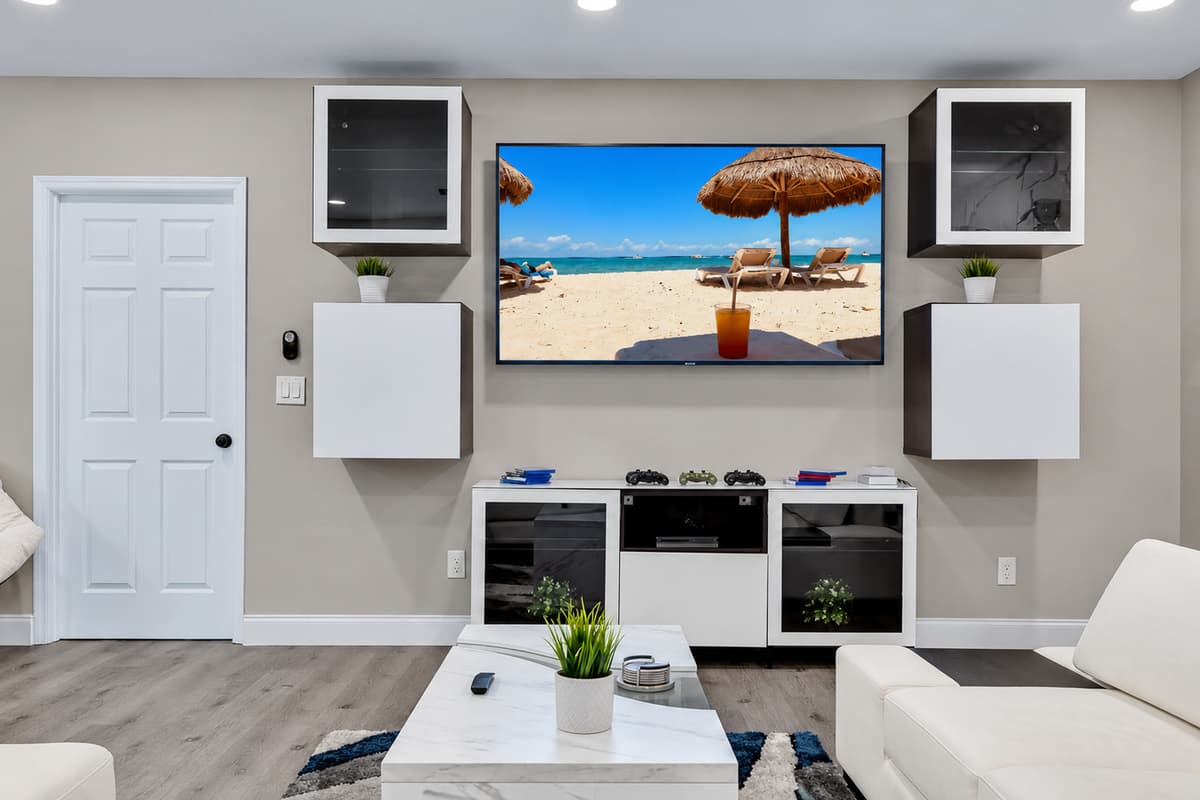 Never miss an episode of your favorite series while on vacation while relaxing. Our beautiful living area has a smart TV and a comfortable and modern L-shaped couch. Send us a message now!