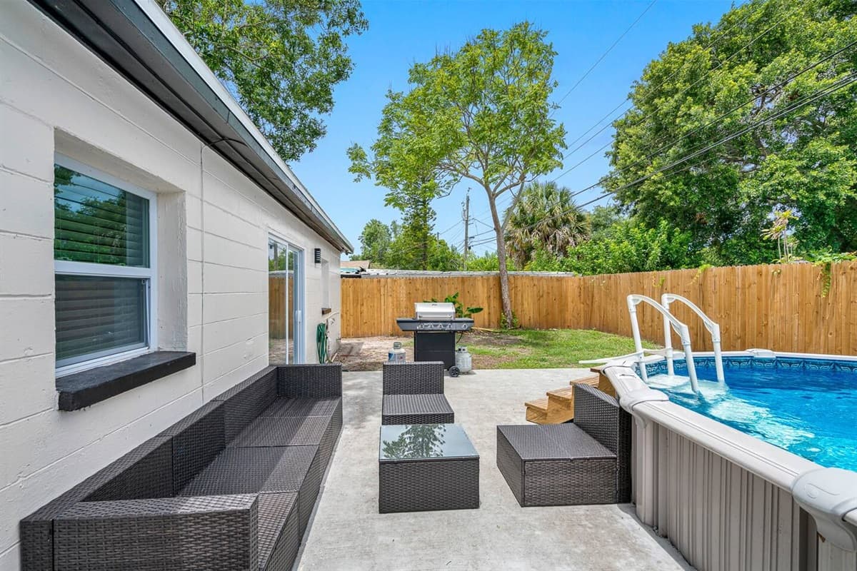 Enjoy this lovely trip with your family and friends while swimming in this pool