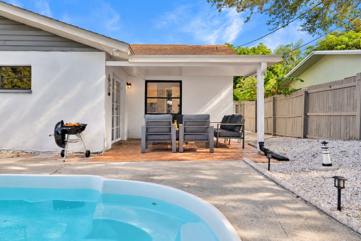 Eight people, one backyard, no restaurant reservation and nobody checking a watch. The pool, the grill and the outdoor table sit close enough together that the whole group stays together without anyone planning it.