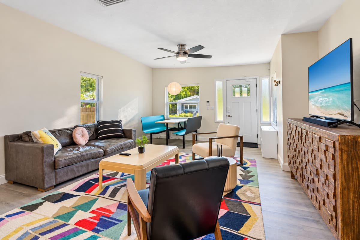 Never miss an episode of your favorite series while on vacation while relaxing. Our beautiful living area has a smart TV and a comfortable and beautiful modern couch. Send us a message now!