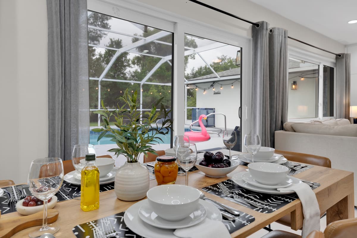 Meals here come with a pool view included — no separating "vacation time" from "dinner time," they happen in the same breath.