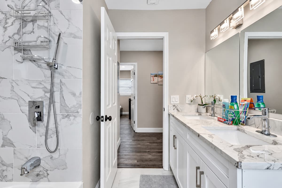 Great bathroom with toilet, double sink and walk in shower. Feel fresh and clean after a long day of travel from your home to your home away from home. If you are interested in this property, send us an inquiry now!