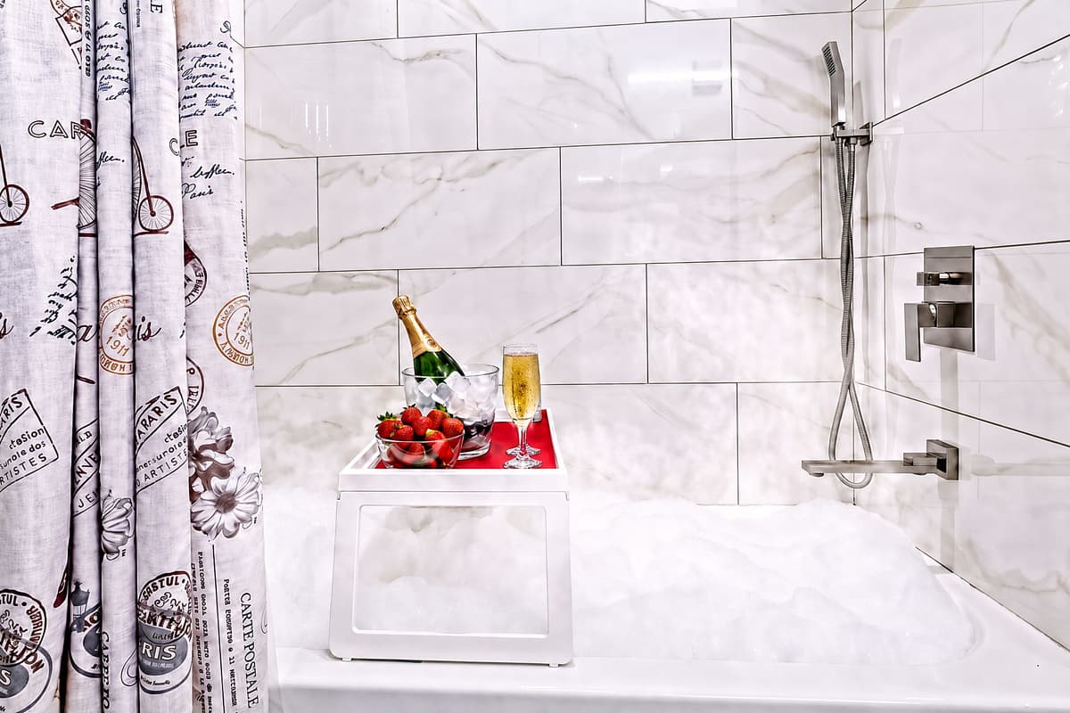 Luxurious bathroom with bathtub, sink, toilet and shower.  Enjoy a relaxing bath after in our amazing and spacious bathtub. If you like this property, send us an inquiry as soon as possible.