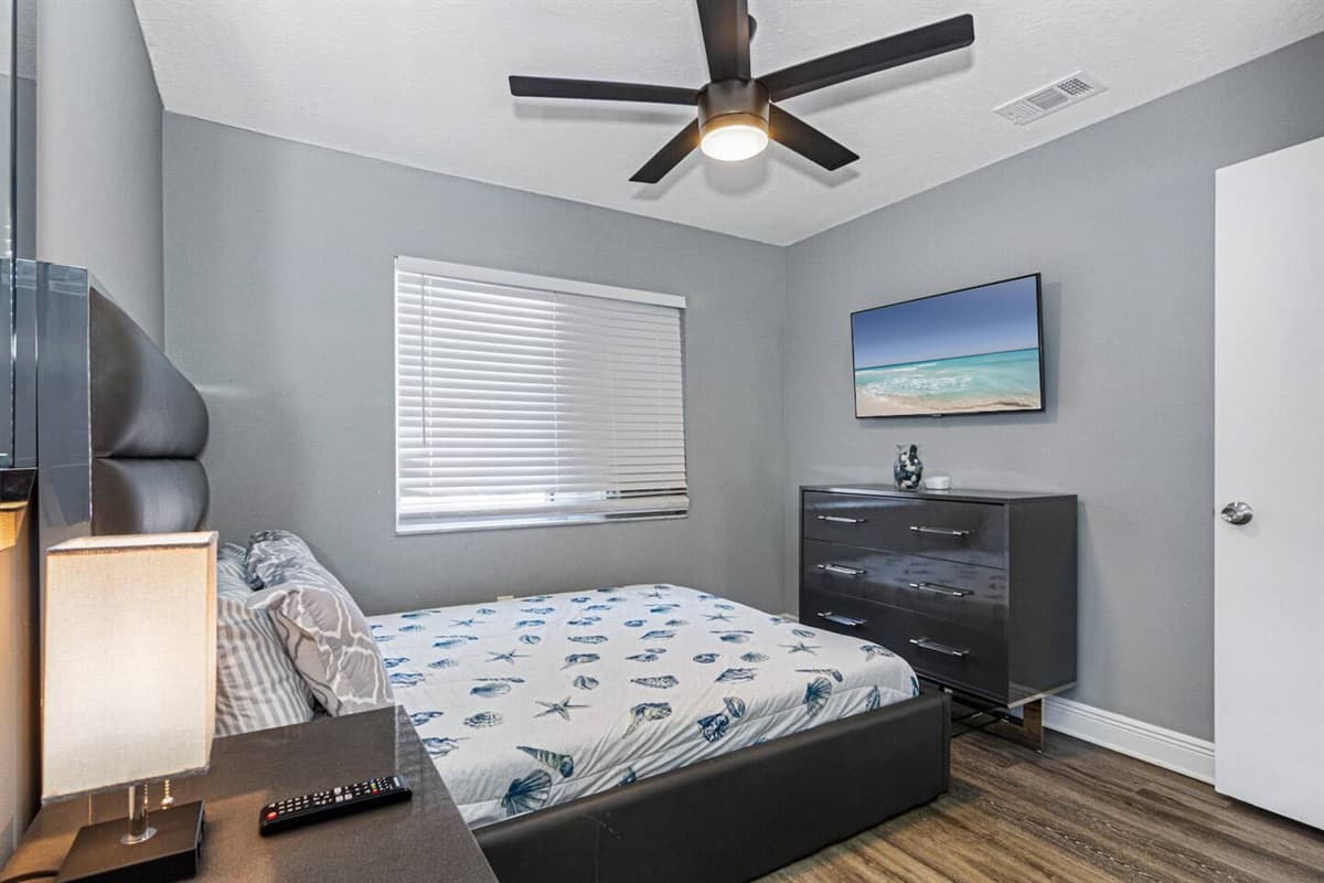 Watch movies or your favorite series in your own comfortable bedroom with your kids or friends! This bedroom has a queen size bed, drawers and closet. Don't hesitate to send us a message if yo