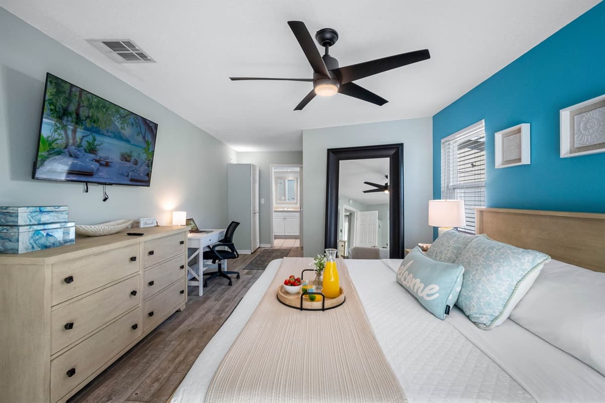 Wake up refreshed in a king suite that’s as beautiful as it is comfortable, with tasteful accents and a modern ensuite.