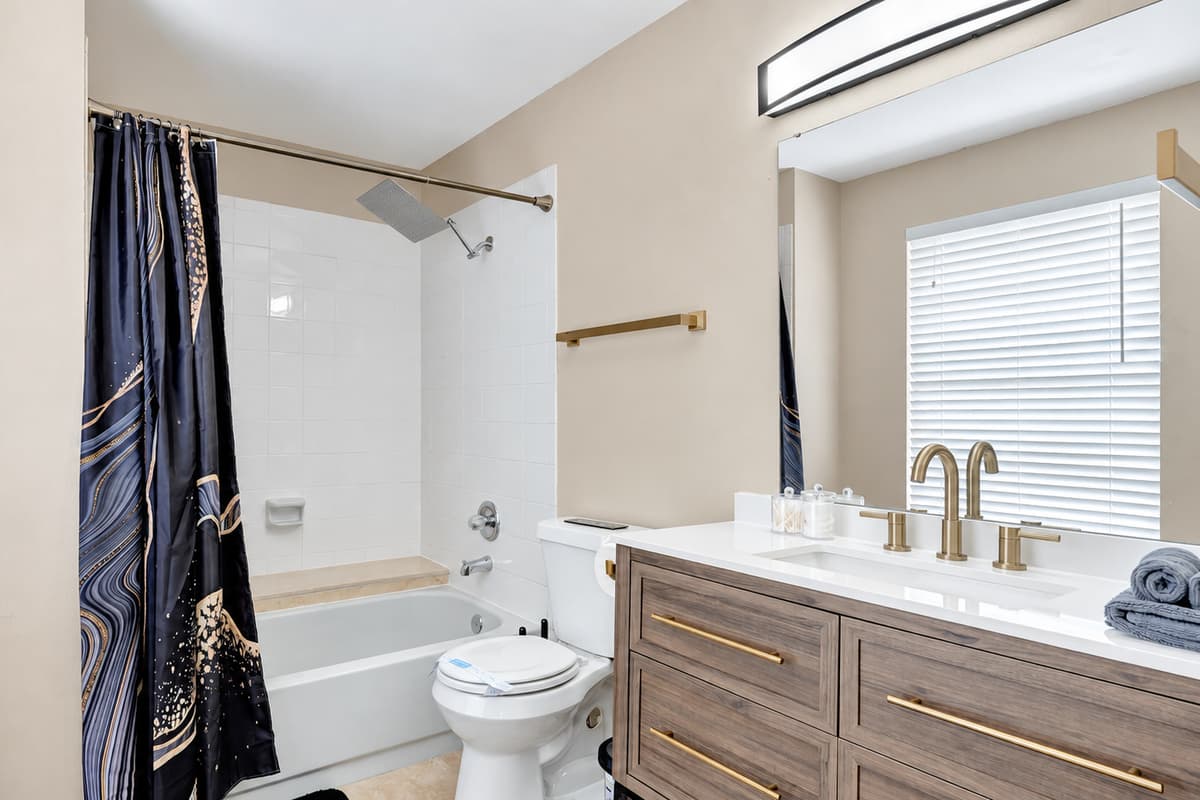 Our spa-like retreat features the best of both worlds: a luxurious tub and a refreshing shower, all in one.