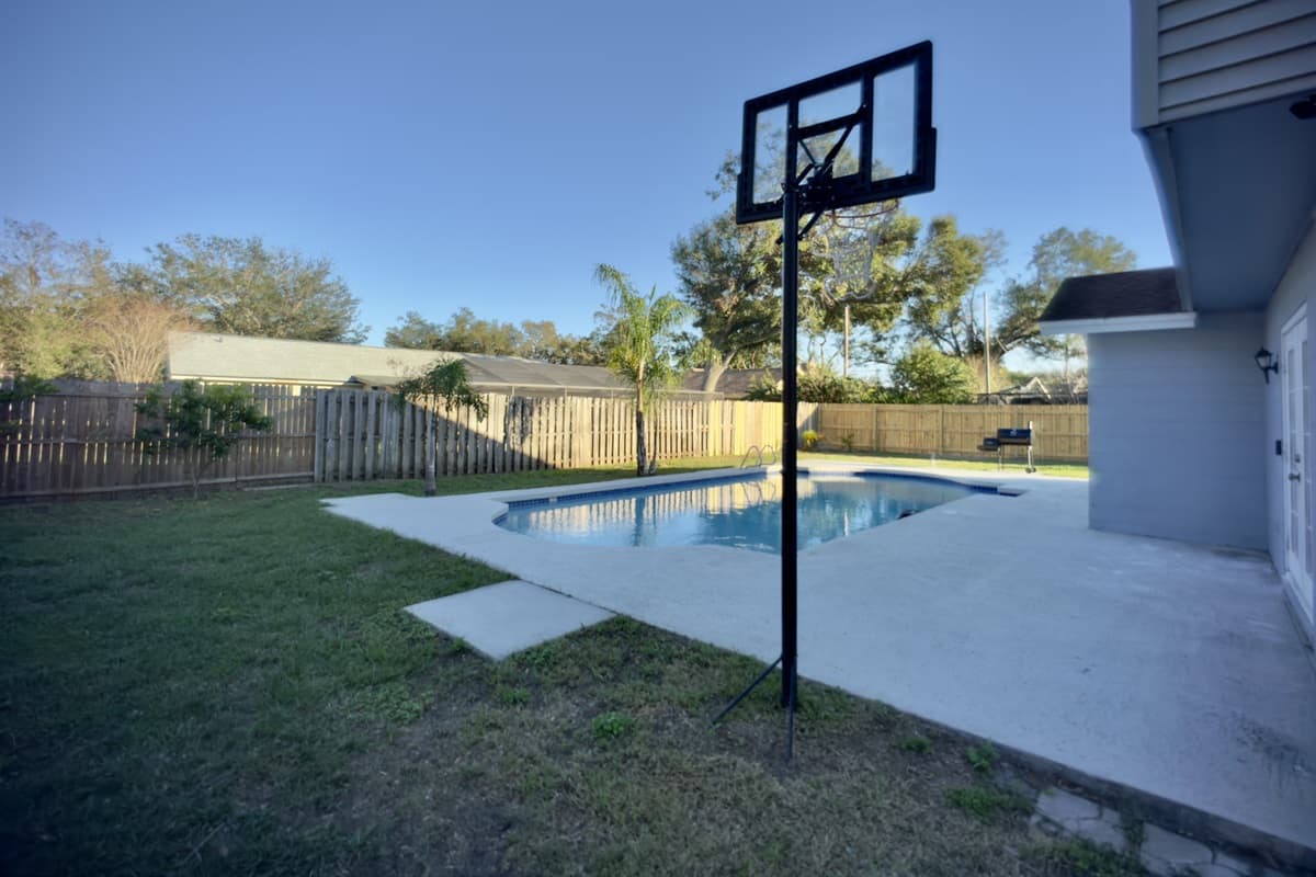 🏀 Game on! The spacious backyard features a full-size basketball hoop for friendly competition, with the sparkling pool just steps away for a cool down after. 🌊🎉