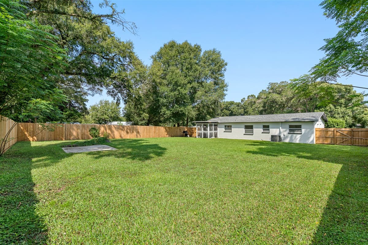 Let your kids play and run without you worrying about their safety! The spacious fully fenced backyard where your family and friends can hang out! Send us an inquiry now!