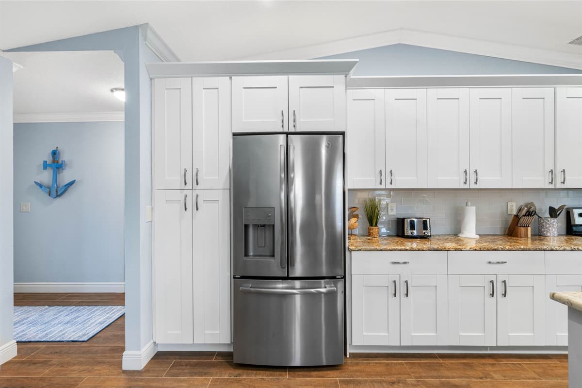 Modern cabinetry, with its clean lines and sophisticated finishes, not only enhances the kitchen's aesthetic but also ensures plenty of storage for all your kitchen essentials.