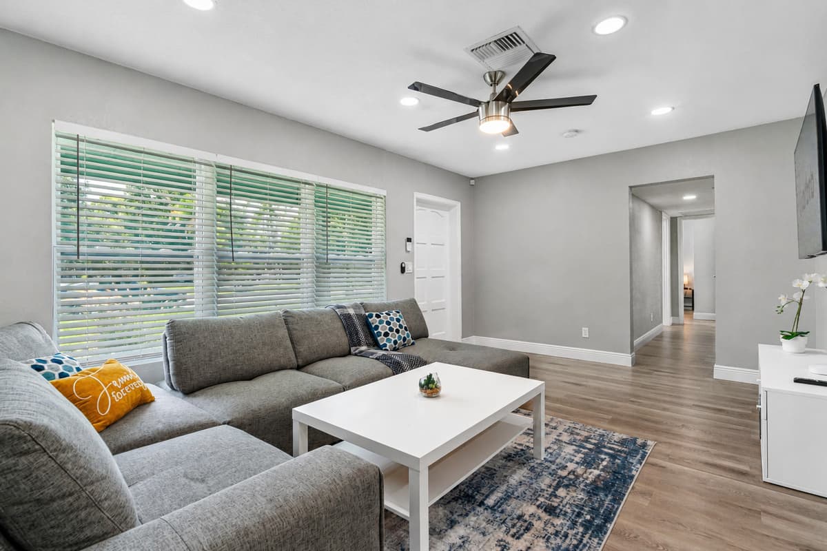 Feel refreshed in our beautiful and cozy living area with a lovely modern couch! Have an amazing time with family and friends! Don't hesitate to send us a message! Inquire now!