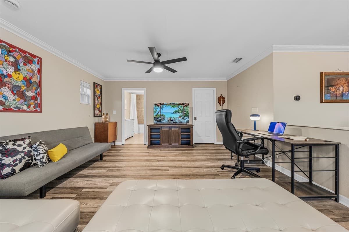 Multi-functional space with desk area and lounge seating—great for remote work or unwinding.