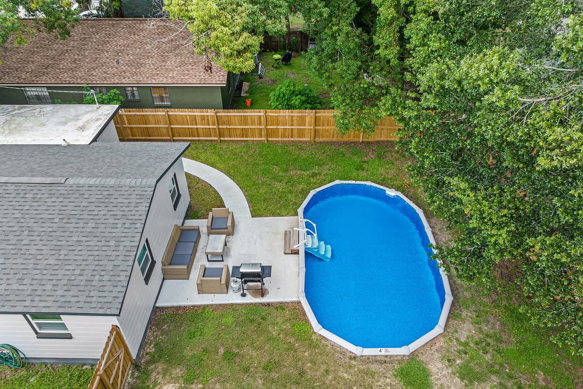 Who wouldn't want to stay in this breathtaking property? Have the best amenities while you're home away from home! Don't hesitate to send us a message!