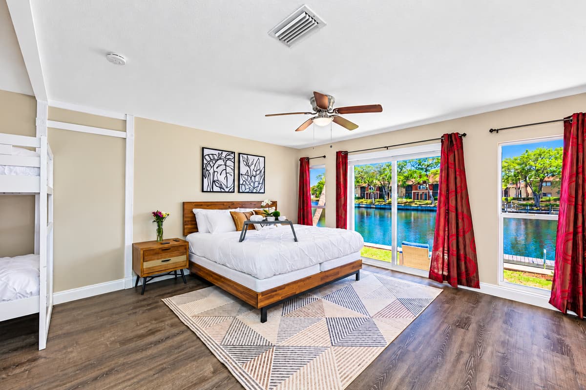 Our magnificent bedroom with a comfortable huge bed. This room also has its TV and a wonderful view. Feel at home in your home away from home. If you think you'd enjoy your trip to this property, send us a message now!