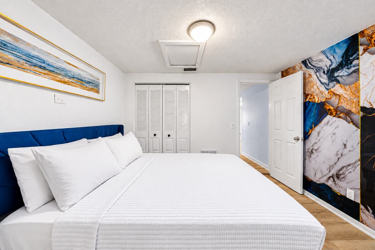 Perfect for families and groups, this connected bedroom suite offers flexible sleeping arrangements and added privacy. The first bedroom features a comfortable queen-size bed, while the adjoining bedroom includes a queen-size bed, and a twin bed.