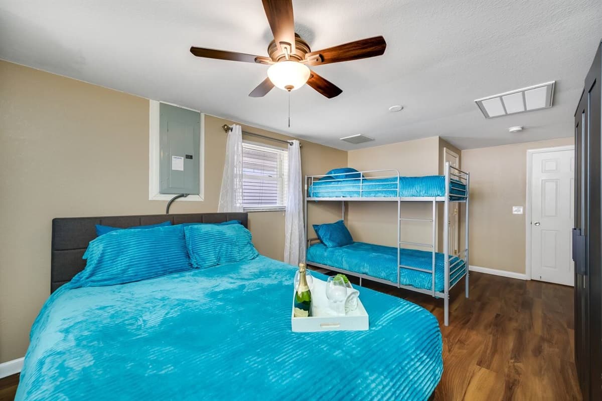Cozy bedroom with twin bunk bed, queen-sized bed, drawers for storage, and smart TV. Ideal room for a family with kids or a group of friends. Tell us what you think of the property. Send us an inquiry now!