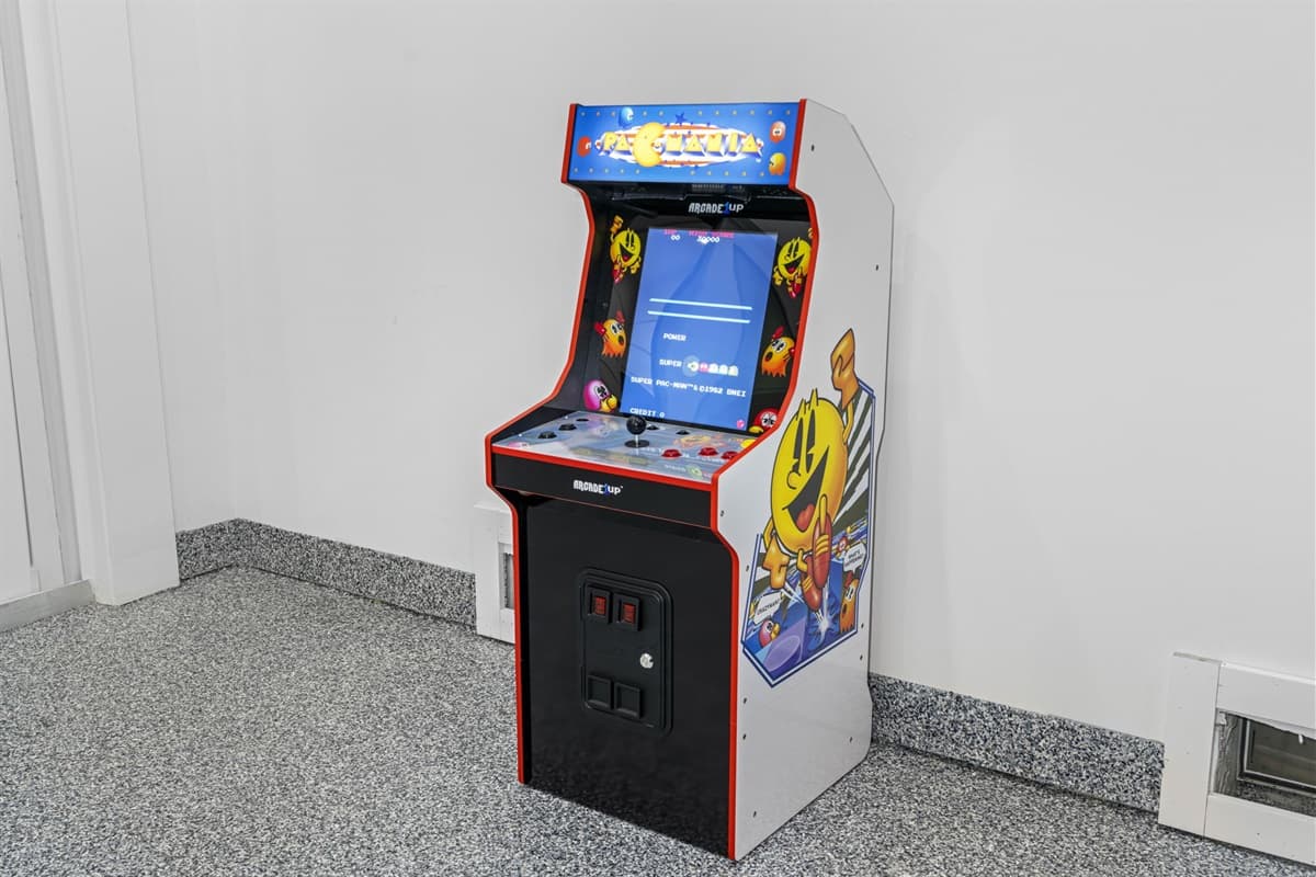 In addition to table tennis, the entertainment zone features an array of classic arcade games that will transport you back to the golden age of gaming.