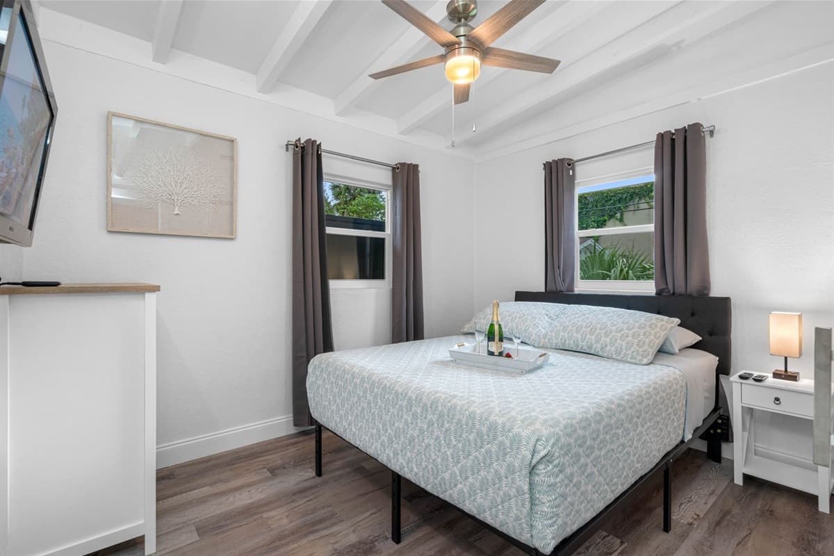The décor is tastefully selected to create a warm and welcoming atmosphere.
