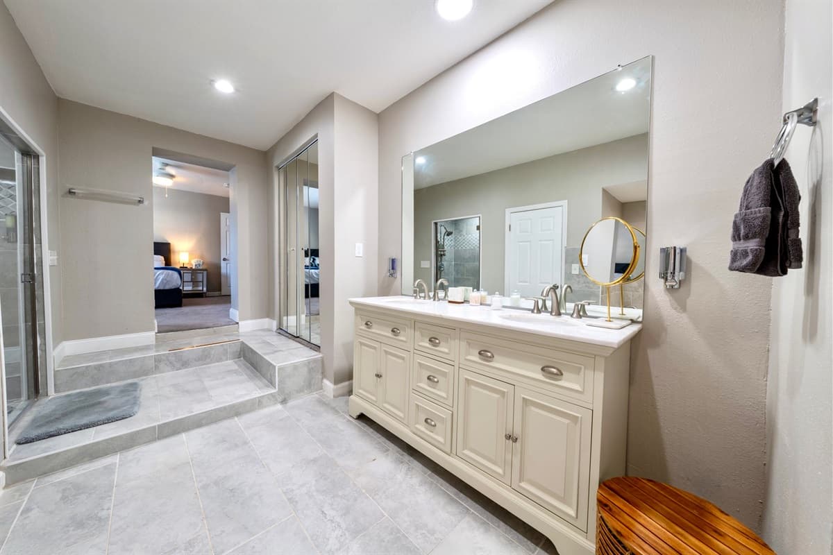 We've thoughtfully designed this space to cater to your comfort and relaxation needs, providing you with a versatile and well-equipped bathroom for your stay.