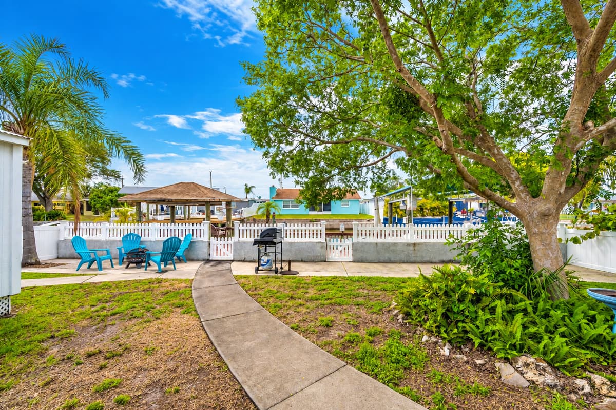 Have the best time of your vacation in this beautiful property with an immaculate view and perfect ambiance! Let the kids play in this fully fenced backyard without worrying about their safety. Book this property now!
