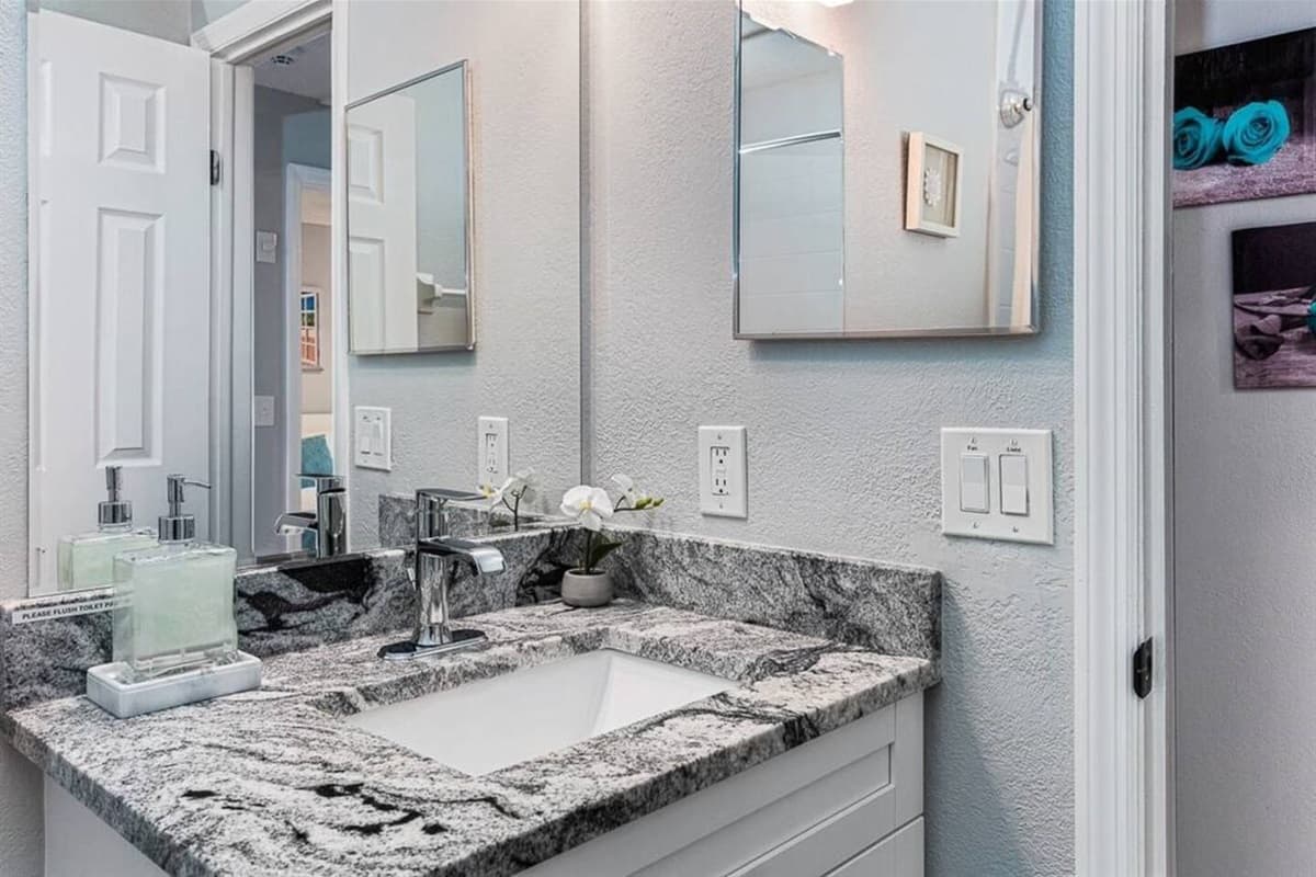 Sparkling clean bathroom that has this beautiful sink, bathtub and shower, toilet and vanity mirror. Feel at home in your home away from home. If you are interested in this property, send us an inquiry now!