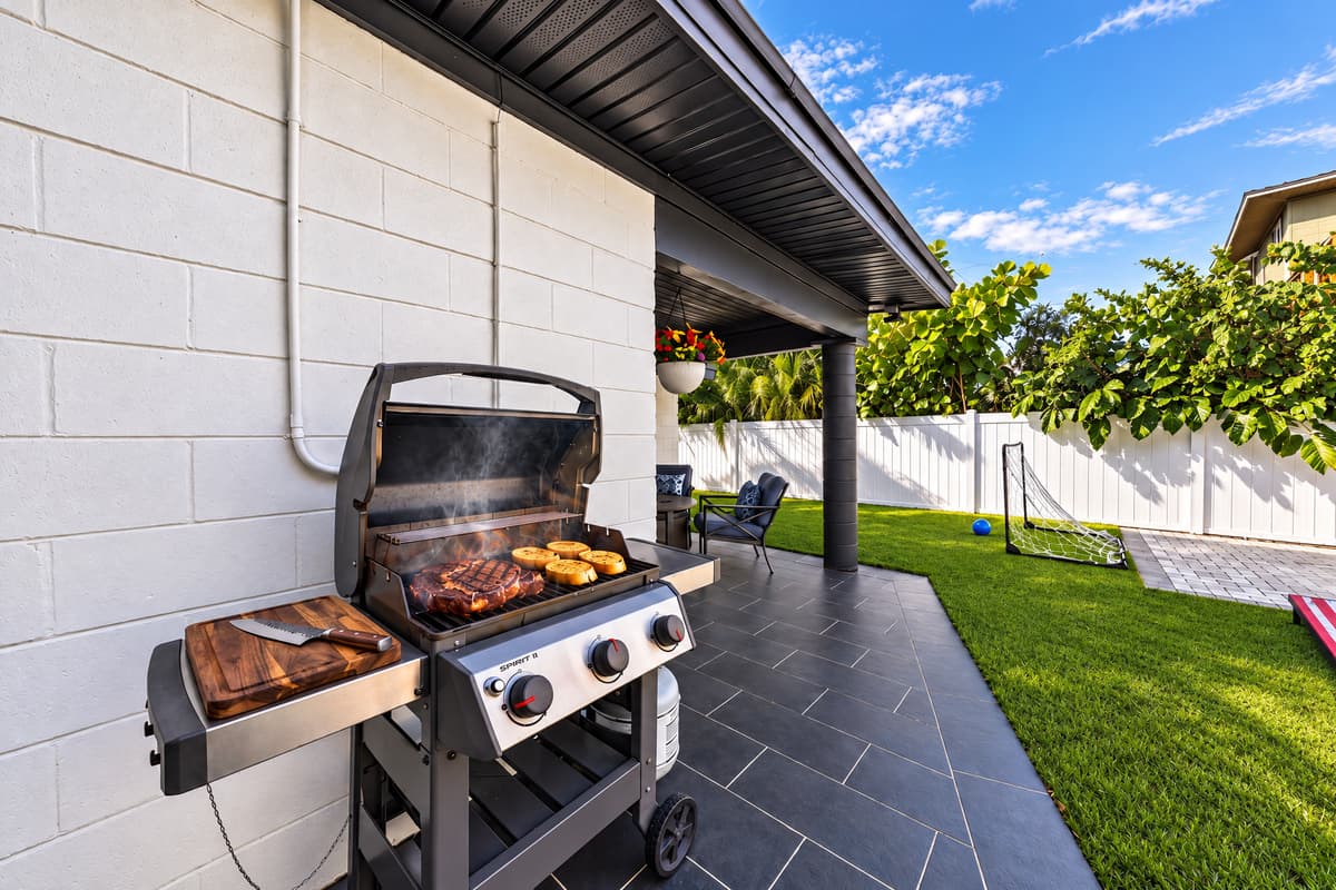 Someone is always the grill guy. Here, that pays off. Full-size grill, prep space, shade overhead and a private fenced yard. Burgers hit the table while the kids are still playing, so nobody misses a thing.