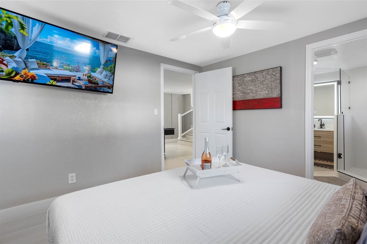 Beautiful and spaciousness bedroom, complete with a comfortable king-size bed and an ensuite bathroom.
