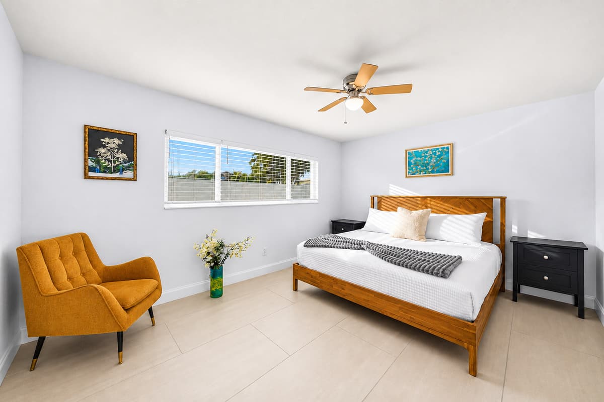 Room enough that the suitcase is never in the way. Comfortable bed, ceiling fan, calm light and space to actually unpack. Whoever claims this room is the one who sleeps in the longest.