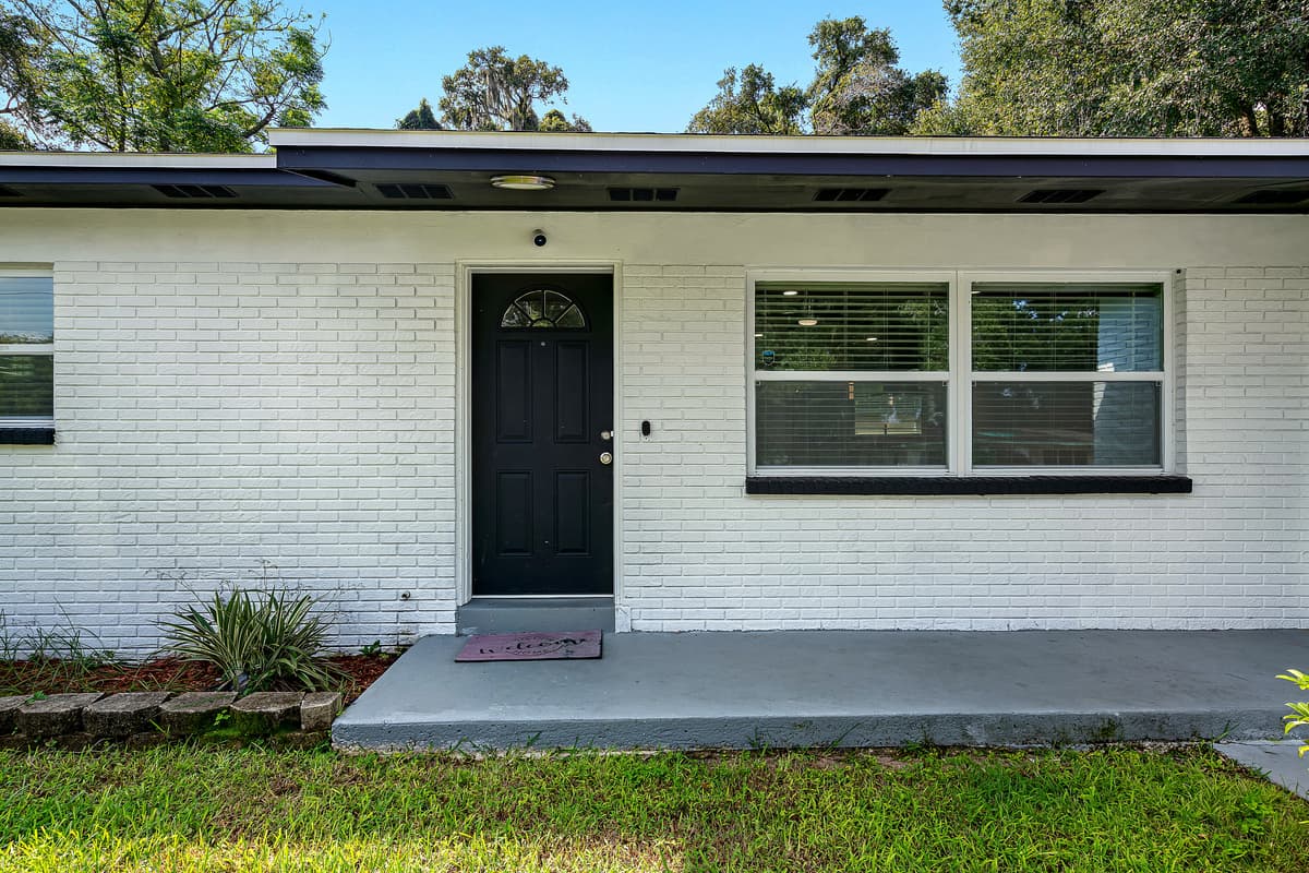 This lovely entry way will make you feel welcomed and at home once you reach our beautiful property! Feel at home during your entire stay with us! Send us a message if you have any questions!