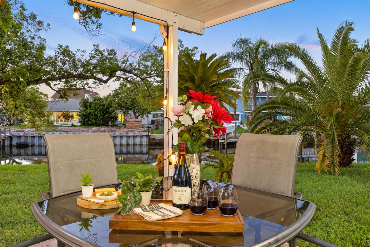 Enjoy al fresco dining with a backdrop of shimmering water and swaying palms—the perfect setting for casual lunches or special dinners.