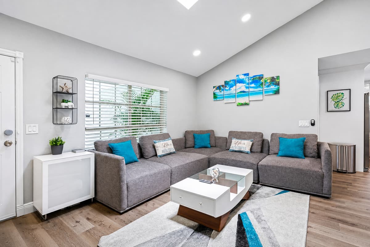 Stunning bedroom with a comfortable huge bed, drawers, its own smart TV and its bathroom. Feel at home in your home away from home. If you think you'd enjoy your trip to this property, send us