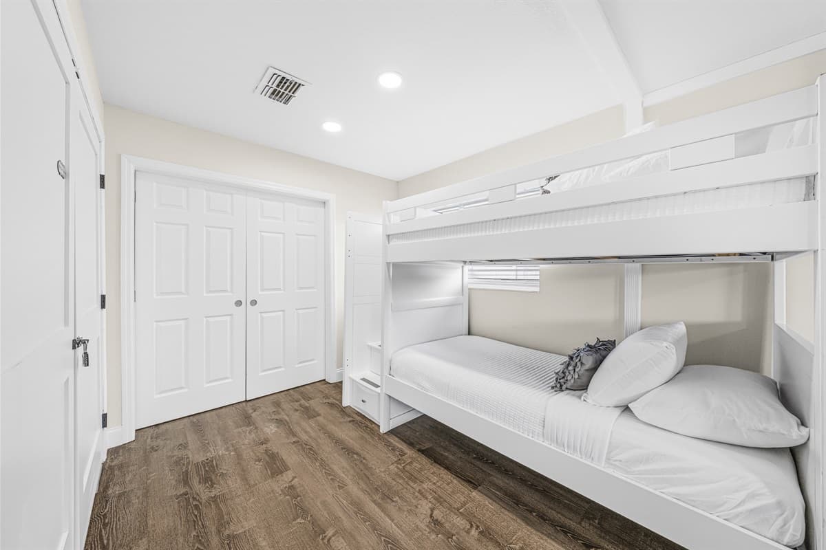 Family-friendly bunk bed room designed for a comfortable and fun group stay.