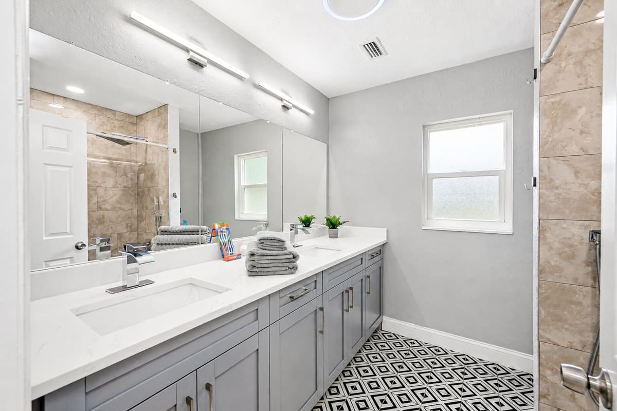 Feel fresh and clean after a long day of bonding with family and friends! Make the most of your stay and have a wonderful time! If you are interested in this property, send us an inquiry now!