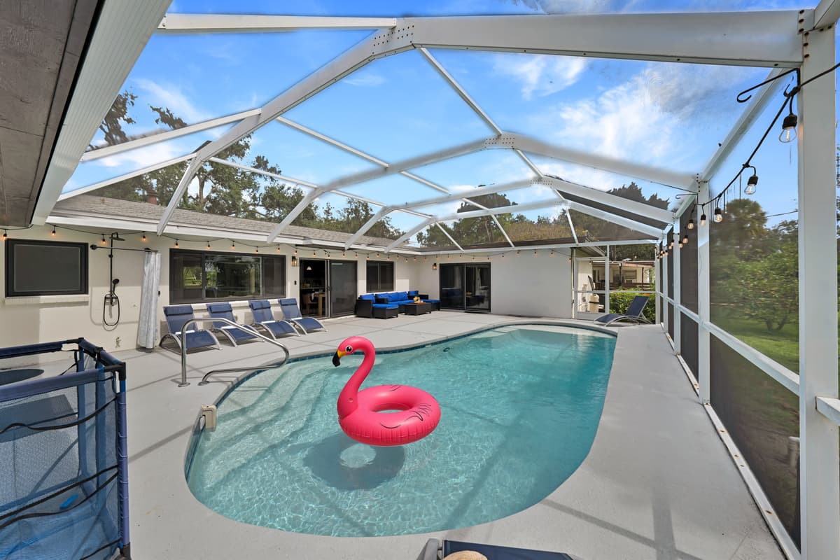Everything you need for a perfect day by the pool, all in one place🦩