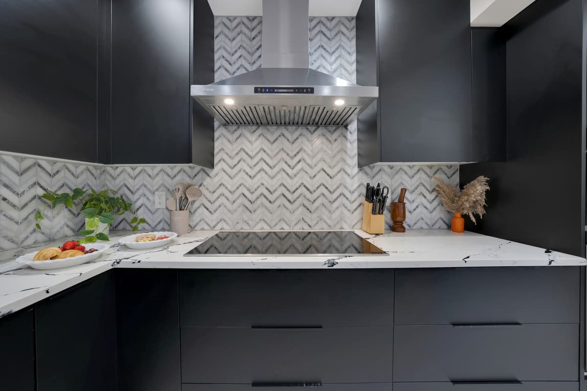 One glance and your eyes settle, hood and range perfectly aligned, nothing pulling your attention away from how put-together this space is.