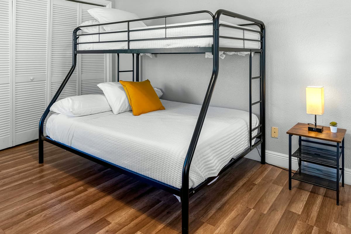 Designed for families or groups, this cheerful room combines comfort and flexibility.