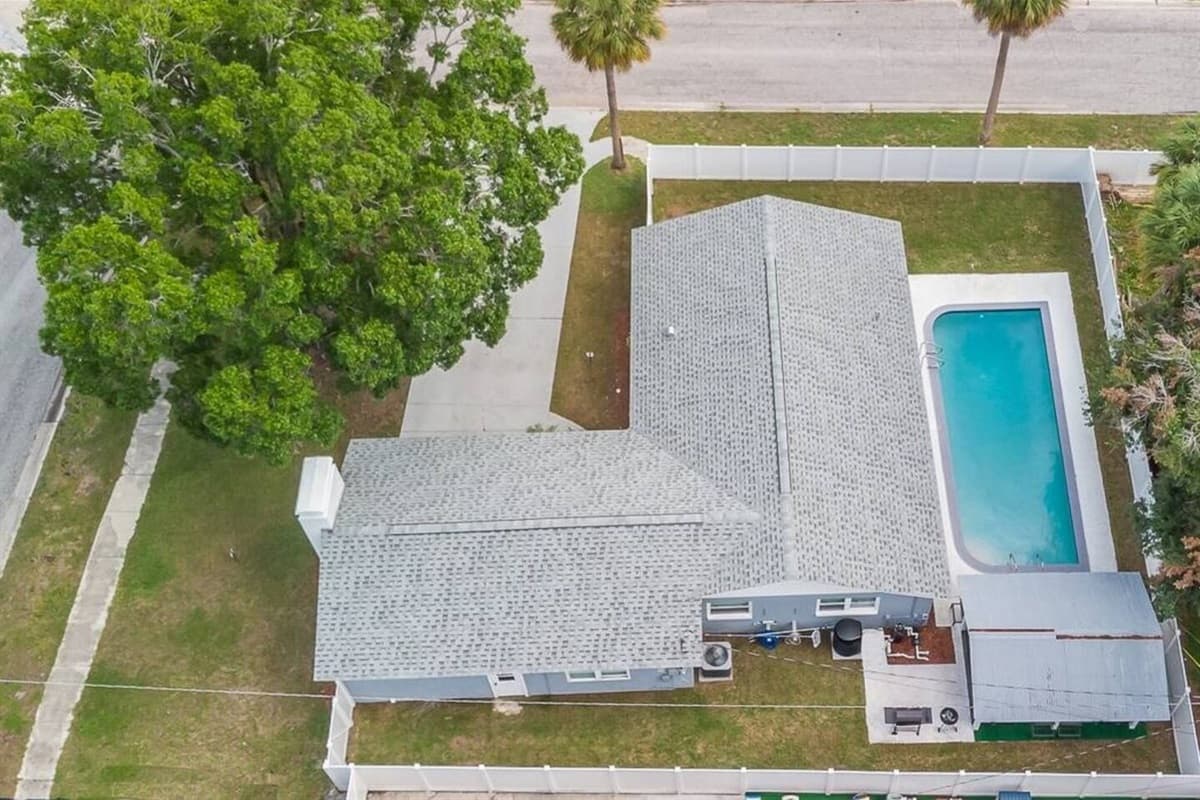 Who wouldn't want to stay in this breathtaking view? Have the best amenities while you're home away from home! Don't hesitate to send us a message!