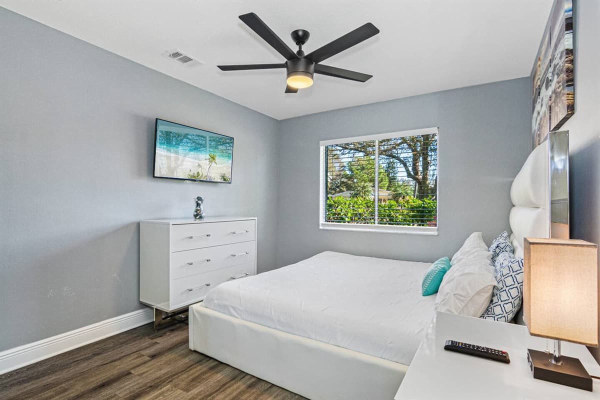 Relax after a long day of activities with family and friends. Have an amazing sleep in this beautiful room that has a queen-size bed, TV, drawers, and closet. 